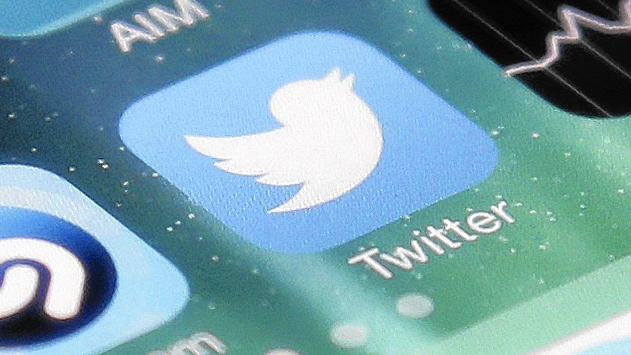 «تويتر» توقف حسابات رسمية بعد موجة اختراقات