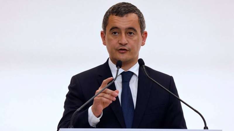 وزير داخلية فرنسا يدعو إلى «التيقظ» بعد تهديدات من «القاعدة» 