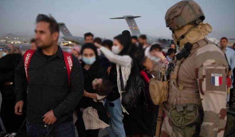 ماكرون يدعو إلى إقامة «منطقة آمنة» لمواصلة العمليات الإنسانية في كابول 