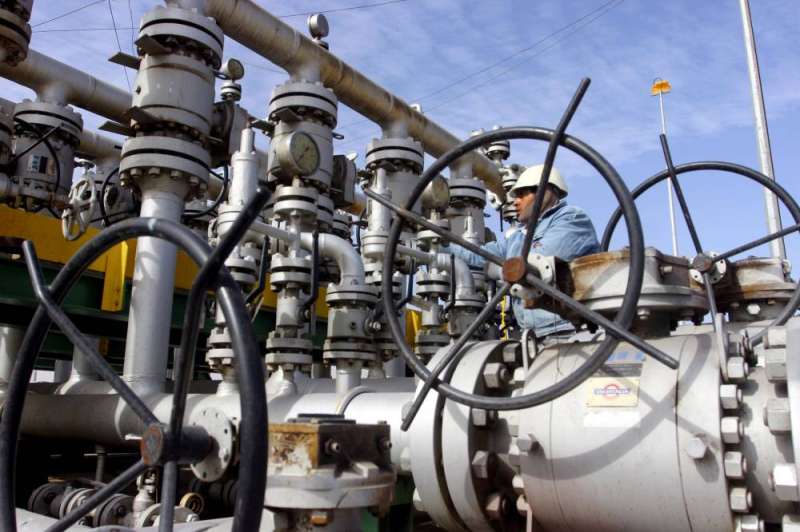تسريع الكويت لإنتاجها النفطي يُفقدها 140 ألف برميل يومياً من فائضها