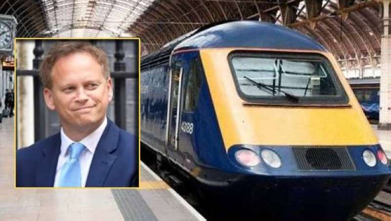 وزير النقل البريطاني يحذر من الإضرابات في السكك الحديدية