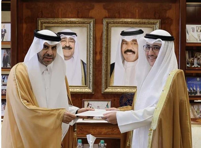 سمو الأمير يتلقى رسالة خطية من أمير قطر تتعلق بتعزيز العلاقات الأخوية بين البلدين