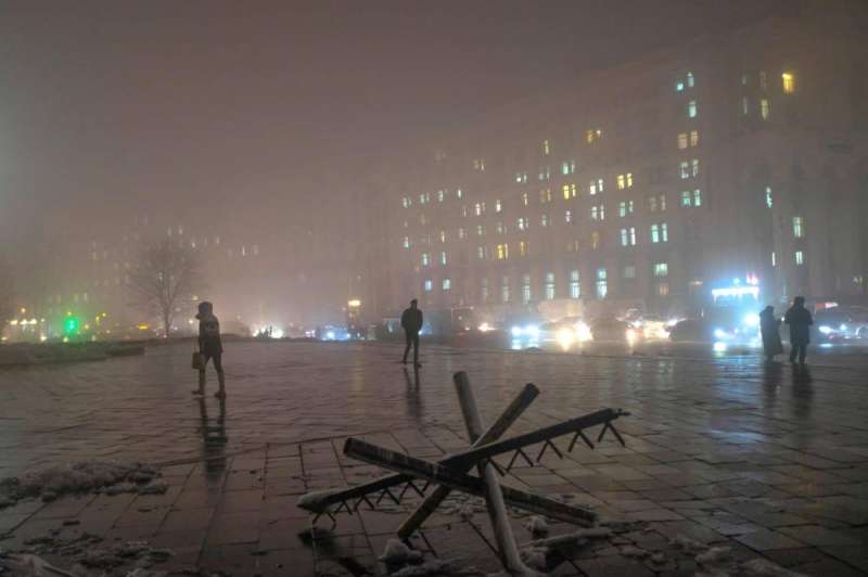 الثلوج تتساقط على كييف وسط انقطاعات للكهرباء ومخاوف من هجمات روسية جديدة 