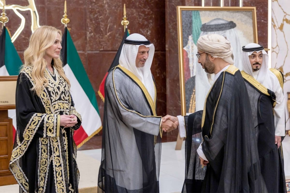 وزير الخارجية وحرمه يستقبلان رؤساء البعثات الدبلوماسية والمنظمات المعتمدة لدى دولة الكويت 