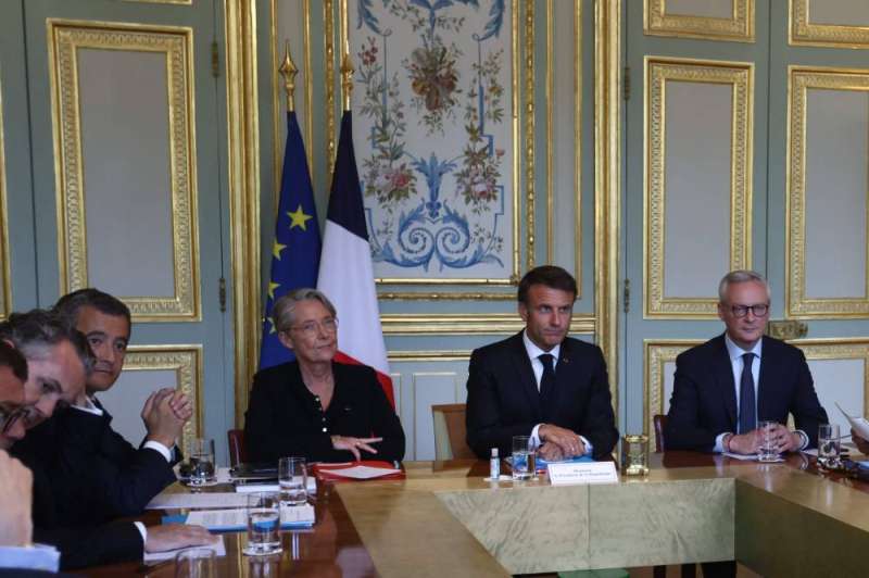 ماكرون يعقد اجتماعاً لـ«خلية الأزمة» لبحث أحداث الشغب في فرنسا