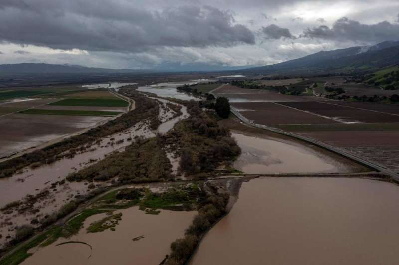 كاليفورنيا الغارقة بالمياه تنتظر مزيداً من الأمطار