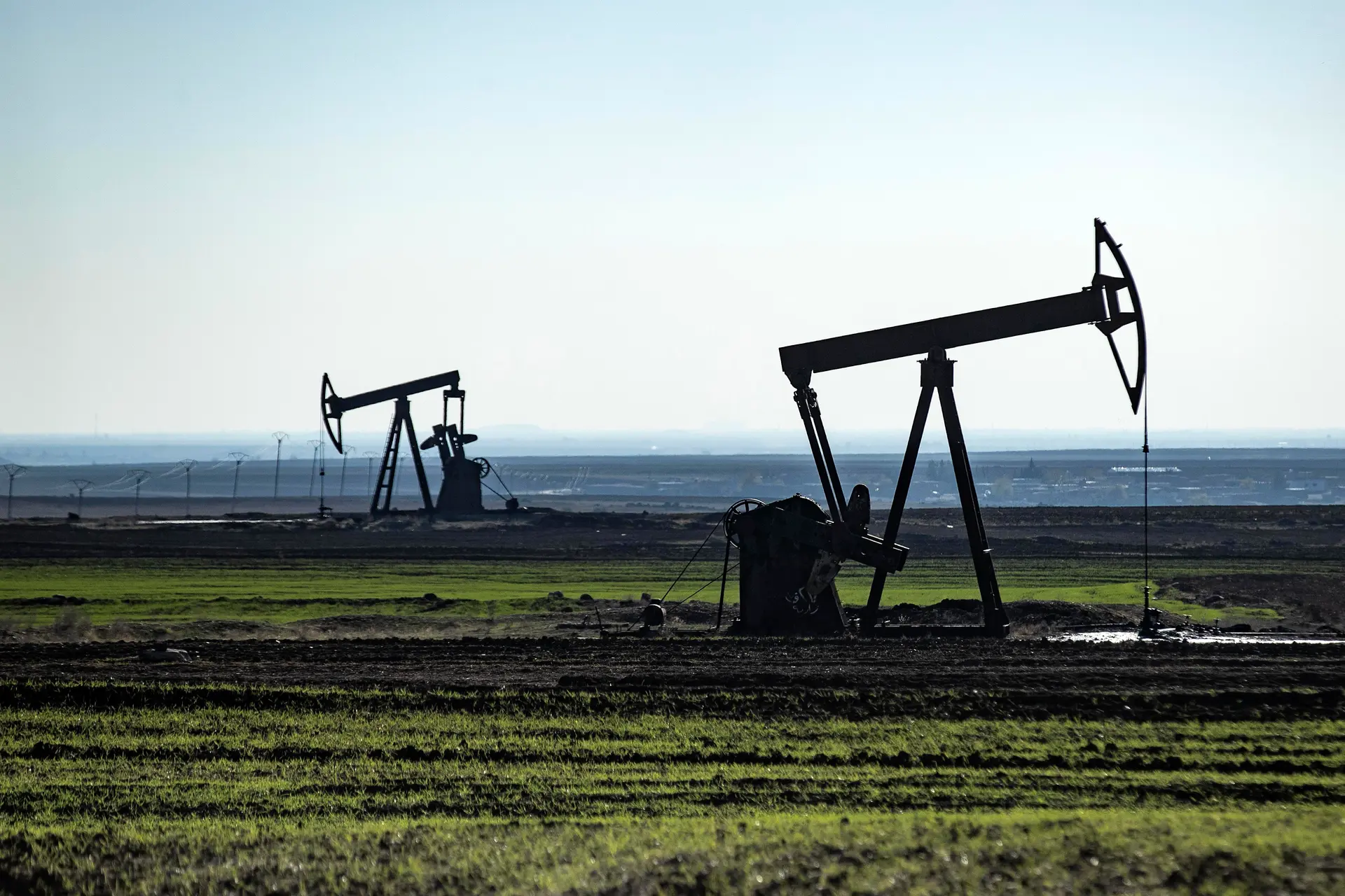 النفط يتراجع 1 في المائة  بفعل زيادة مفاجئة أخرى لمخزونات الخام الأمريكية