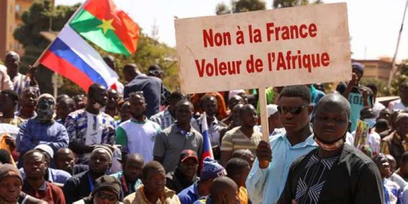 فرنسا تستدعي سفيرها في بوركينا فاسو غداة إعلان سحب قواتها منها خلال شهر
