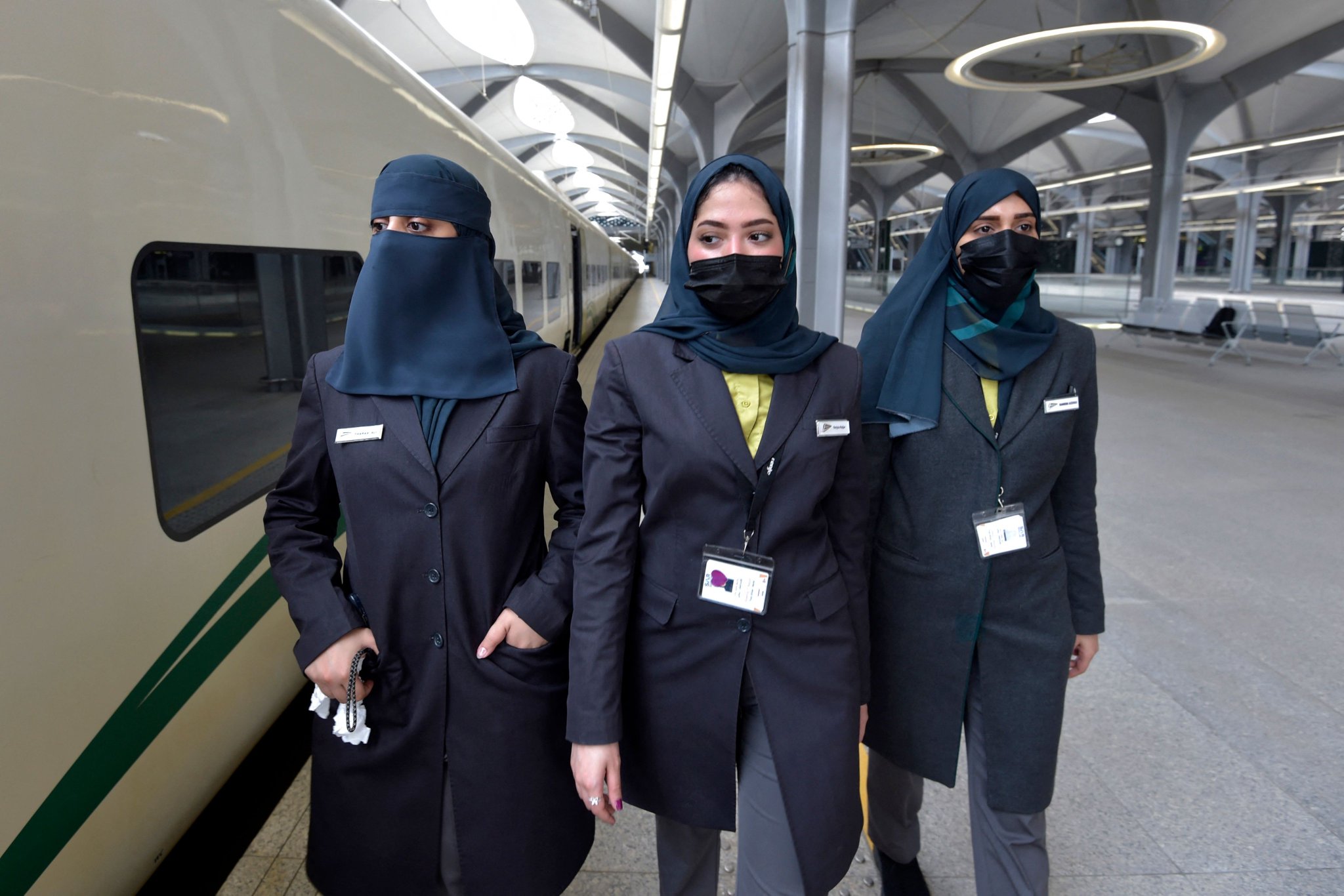 سعوديات يقدن «قطار الحرمين» لنقل الحجاج والمعتمرين بين مكة والمدينة