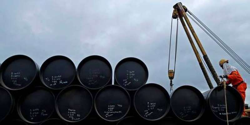 النفط ينهي الأسبوع مستقراً مع ارتفاع المخزونات الأميركية