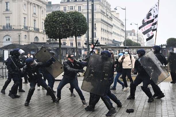 فرنسا تشهد يوما جديدا من الاضرابات احتجاجا على نظام التقاعد الجديد