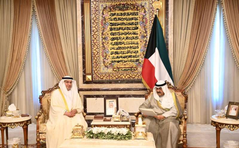 سمو ولي العهد يتسلم رسالة موجهة إلى سمو أمير البلاد من رئيس الإمارات