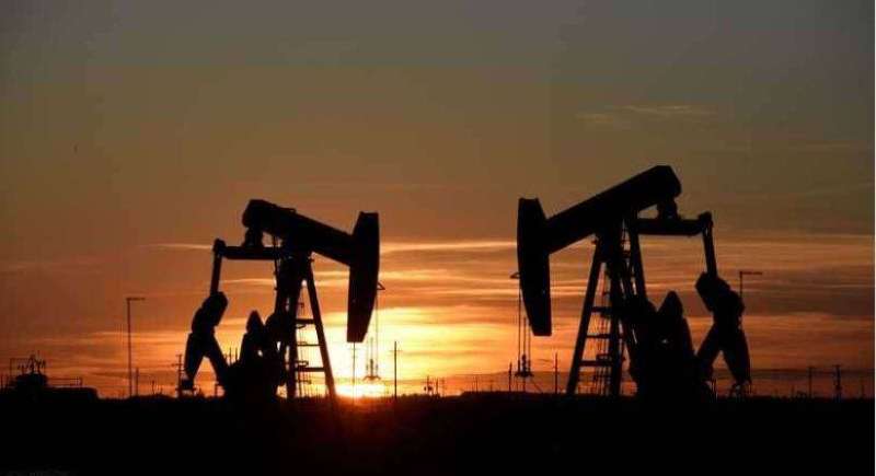 النفط يستقر فيما يقيّم المستثمرون محركات العرض والطلب