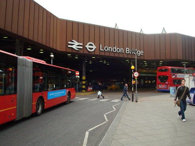 برق نيوز - الشرطة البريطانية تغلق محطة جسر لندن
